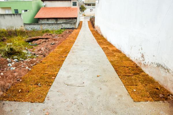 Obras de urbanização e revitalização estão sendo promovidas em 17 vielas no Portal dos Ipês