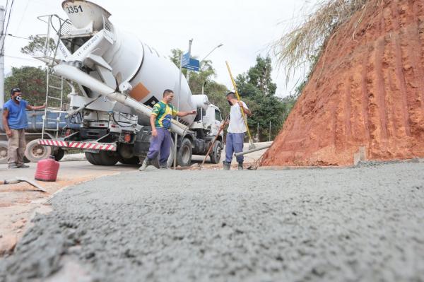 Santana de Parnaíba dá continuidade as obras de implantação de calçadas nos bairros da cidade 