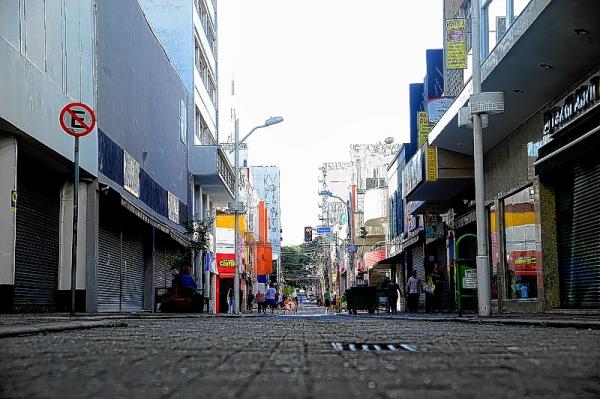 Vendas do comércio caem 16,8% em abril durante pandemia, diz IBGE