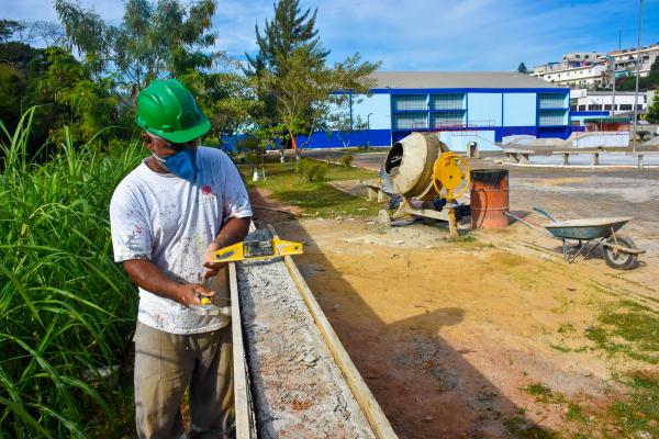 Serviços de revitalização estão sendo feitos na Praça Sandro Sidnei Maganini no Polvilho 