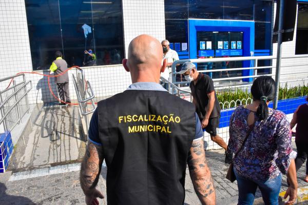 Prefeitura intensifica a fiscalização em comércios e agências bancárias em Cajamar 