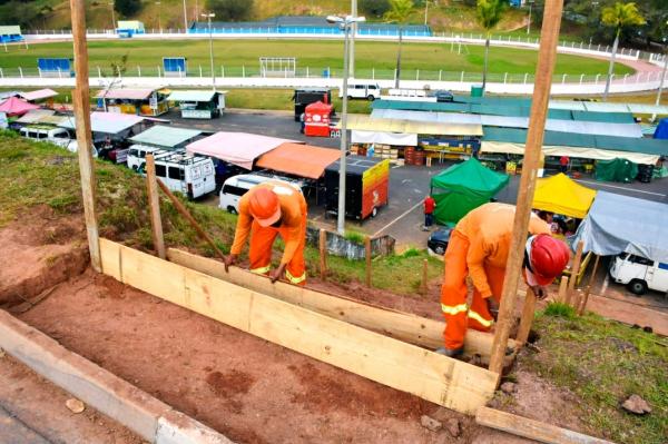 Prefeitura inicia construção de ‘escadão’ para acesso ao estacionamento do Estádio Municipal, no Polvilho 