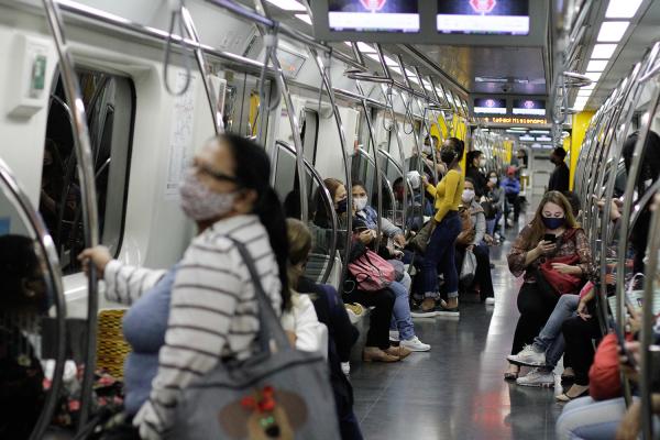 Cada pessoa infectada pela Covid-19 transmitiu a doença para outras 3 no início da pandemia no Brasil