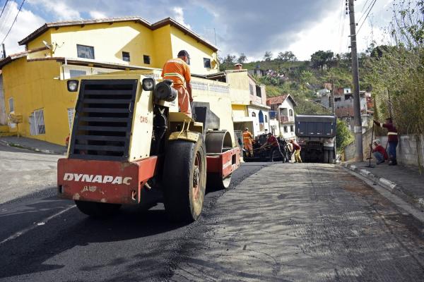 Obras de recapeamento asfáltico acontecem em bairros de Cajamar