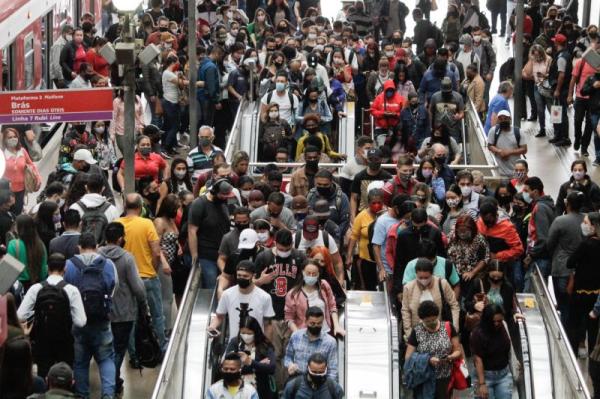 Taxa de transmissão da Covid-19 no Brasil é a mais baixa desde abril, aponta relatório 