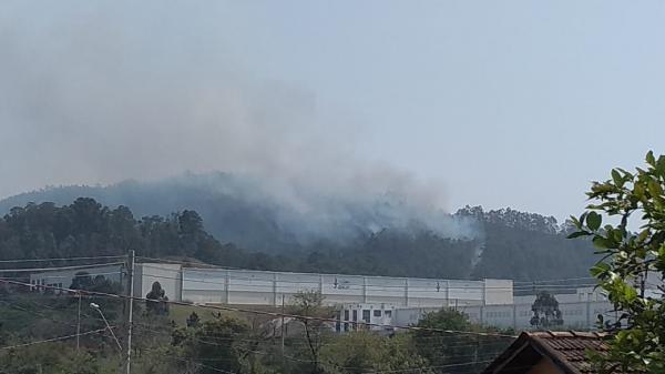 Queimadas se espalham em diversos pontos da cidade neste domingo 