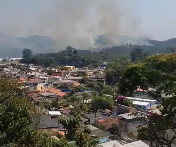 Queimada atinge área de mata na região central de Cajamar