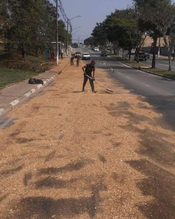 Grande quantidade de óleo é descartada de forma irregular no esgoto no distrito do Polvilho