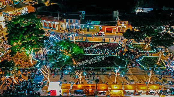 Inauguração do Natal de Luz reúne centenas de pessoas no Centro Histórico