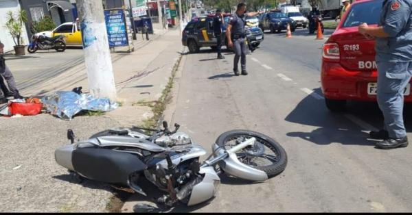 Motociclista morre após bater em poste na Avenida Tenente Marques no Polvilho