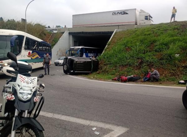 PM prende um suspeito de roubo após caminhonete capotar em perseguição, em Cajamar