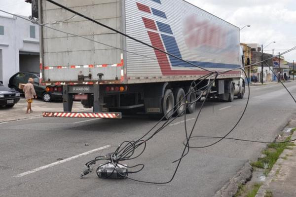 Caminhões rompem fios e deixa moradores sem acesso a internet