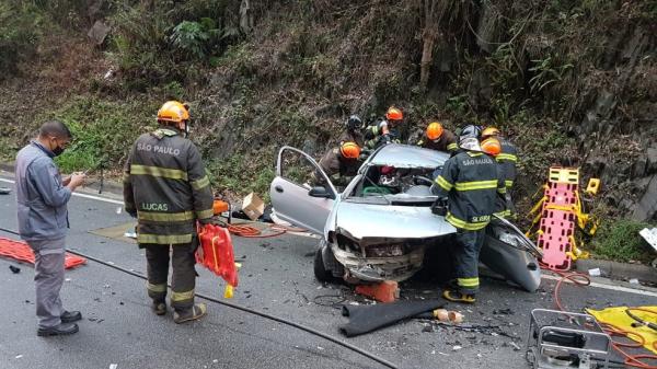 Acidente entre carros deixa feridos na Estrada Velha entre Jundiaí e Francisco Morato