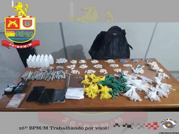 Grupo é preso embalando drogas para venda em Francisco Morato 