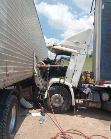 Acidente em Cajamar: motorista sofre mal súbito, bate em caminhão 