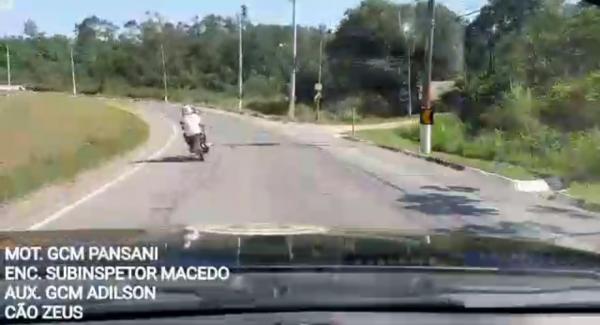 Motociclista ignora ordem de parada e é perseguido por policiais da Guarda Municipal 