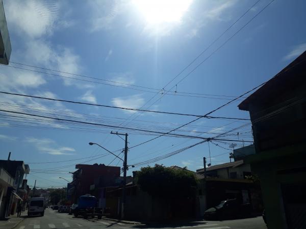 Sexta tem predomínio de Sol, calor e ar seco; chuva pode acontecer de forma isolada