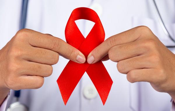 Campanha Dezembro Vermelho conscientiza sobre prevenção e tratamento ao HIV/Aids