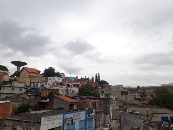 Quarta-feira começa com céu encoberto e previsão de chuva