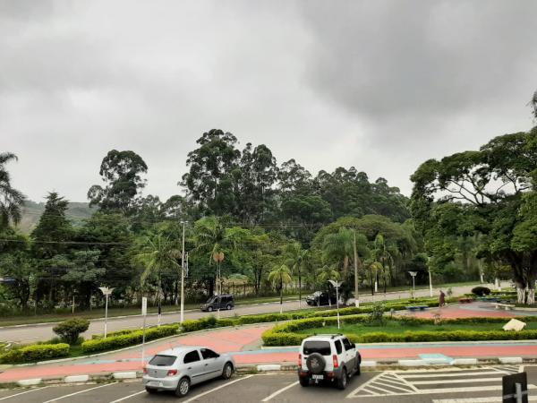 Semana começa com tempo nublado e chuva 