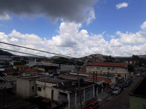 Terça-feira com abertura de sol e chuva isolada 