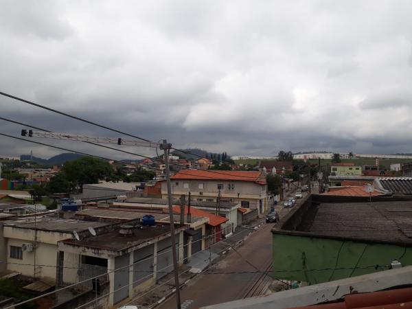 Terça amanhece com céu nublado e previsão de chuva