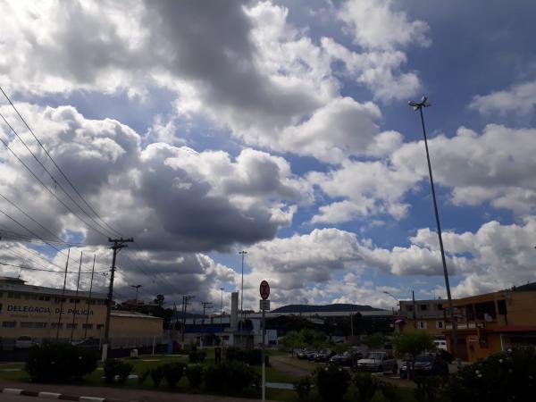 Quinta-feira com sol entre nuvens e chance de pancadas de chuva