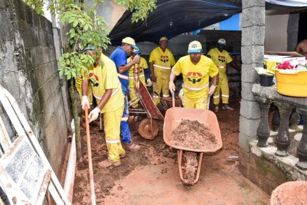 Temporal alaga casas e ruas em Cajamar