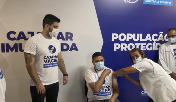 Enfermeiro é o primeiro a receber vacina contra Covid-19 em Cajamar 