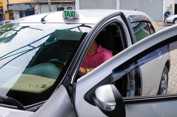 Taxistas de Cajamar devem fazer renovação de alvará para exercer profissão