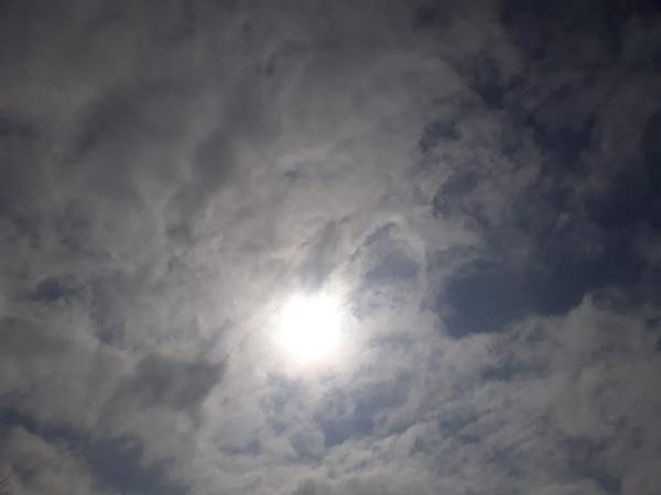 Quarta-feira será de calor com sol entre nuvens 