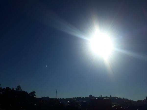 Quinta-feira tem previsão de calor e pancadas de chuva isoladas 