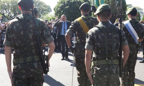 Em discurso, Bolsonaro cita possibilidade de novas trocas de comando