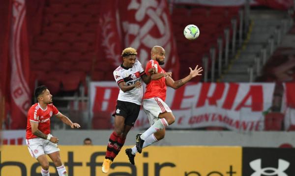 Internacional e Flamengo fazem jogo decisivo no Maracanã