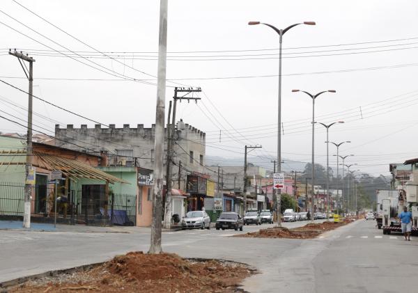 Obras de revitalização são iniciadas em canteiro central de Caieiras