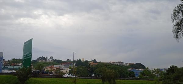 Previsão aponta quinta-feira nublada e com chuva a qualquer hora