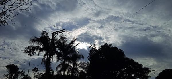 Previsão aponta para terça-feira de calor com pancadas de chuva isoladas