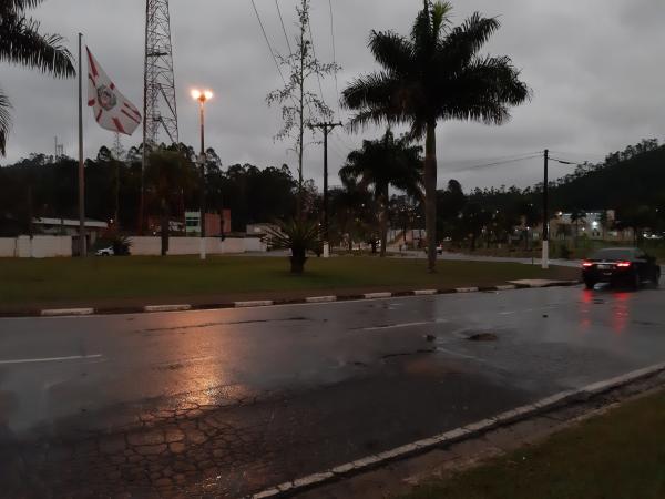 Chegada de frente fria trará tempestade severa em Cajamar, alerta Defesa