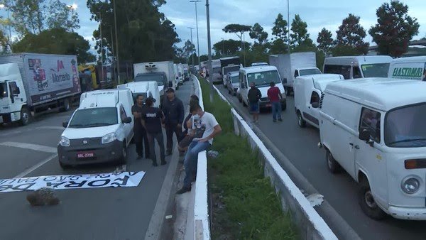 Caminhoneiros protestam contra restrições de circulação em SP