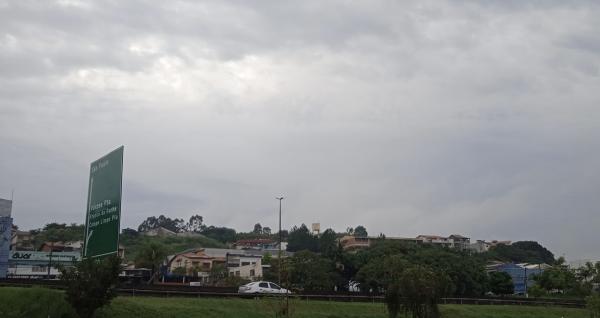 Sexta-feira tem tempo nublado e previsão de pancadas de chuva 