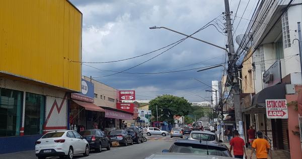 Domingo segue com céu nublado com pancadas de chuvas isoladas