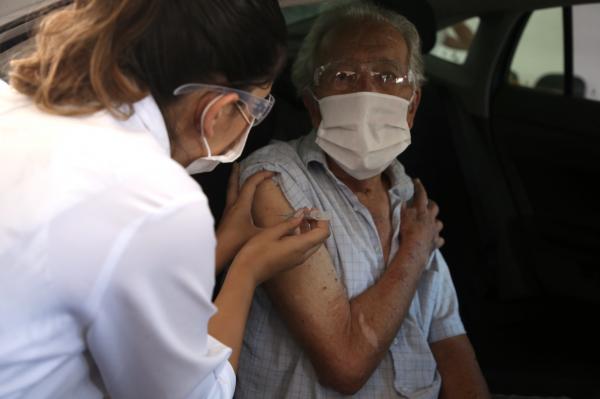 Vacinação contra Covid-19 de idosos acima de 72 anos começa em 22 de março