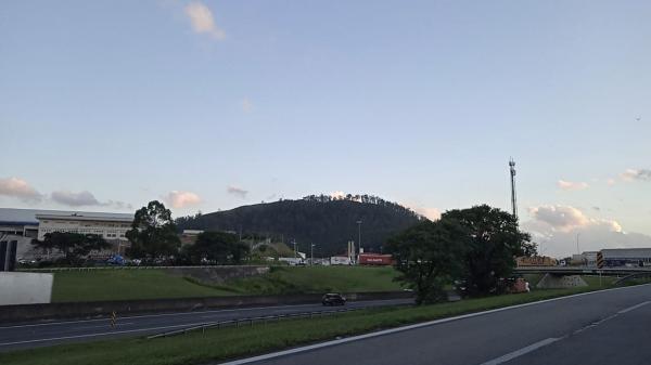 Quinta-feira tem previsão de sol entre nuvens e aumento da temperatura