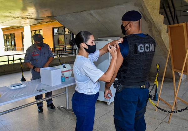 Guardas municipais de Cajamar começam a ser vacinados contra Covid-19