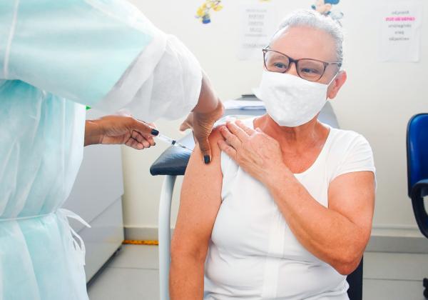 Idosos de 67 anos podem se cadastrar para a vacinação contra a Covid-19 em Cajamar