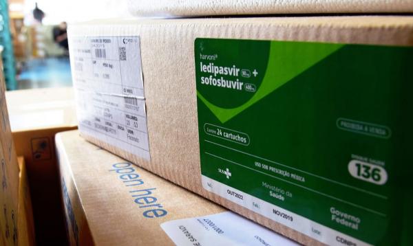 Ministério da Saúde recebe lote com mais de 2 milhões de medicamentos para 'kit intubação'