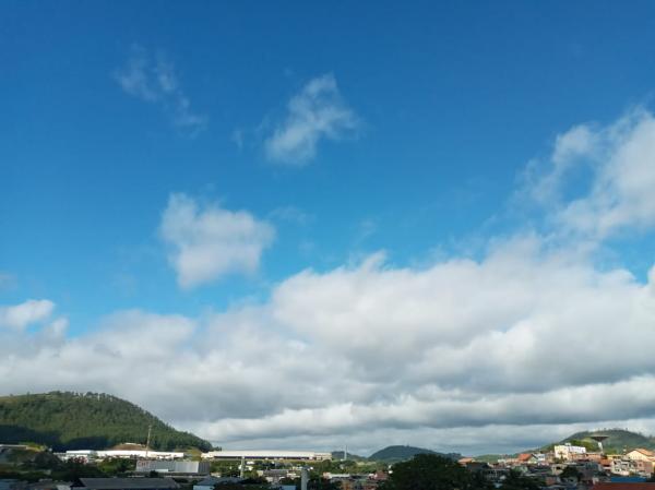 Semana começa com céu encoberto e temperaturas em queda 