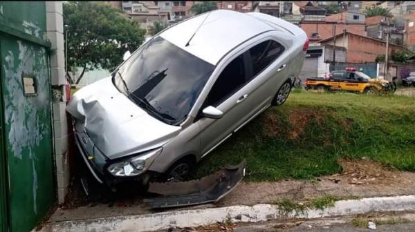 Carro é abandonado após colidir contra um muro no distrito do Polvilho