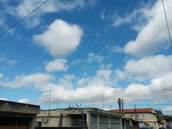 Sol aparece entre nuvens em Cajamar e diminui a sensação de frio nesta quinta-feira