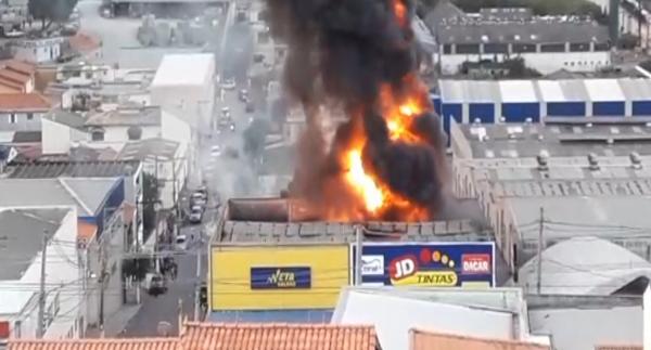 Incêndio de grandes proporções destrói loja de tintas no Polvilho